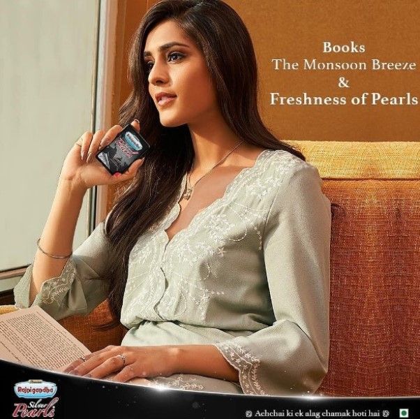 Mansi Taxak on a print advertisement for Rajnigandha Silver Pearls mouth freshener