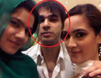 Moin Ibrahim (encircled) with Mehreen Ibrahim (right)