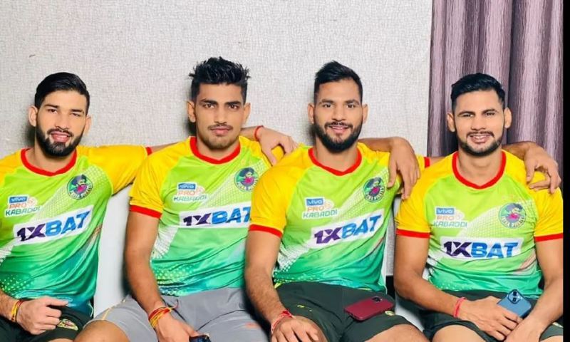 Naveen with his team during Pro Kabaddi League season 9