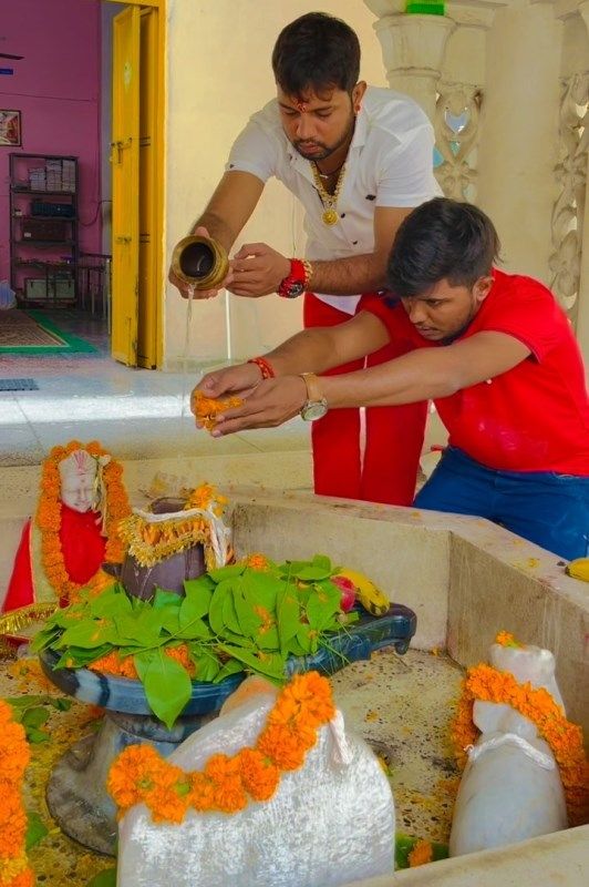 Neelkamal Singh (in white shirt) worshipping Shivlinga