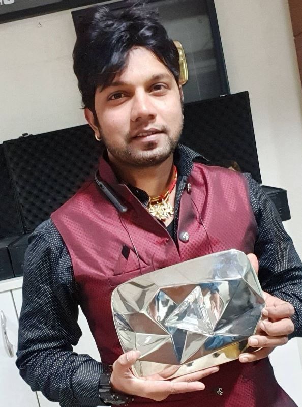 Neelkamal after receiving Diamond Creator Award