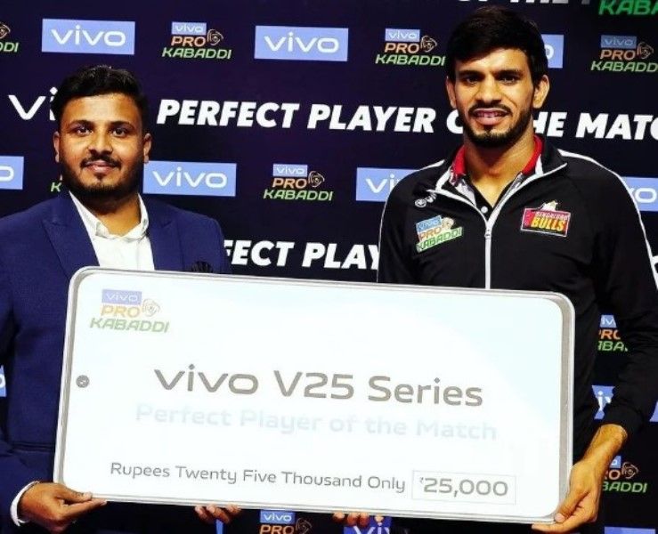 Neeraj Narwal (right) receiving his prize money