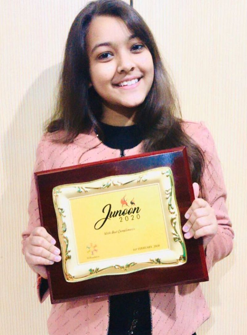 Nishtha Sharma posing with Junoon Award