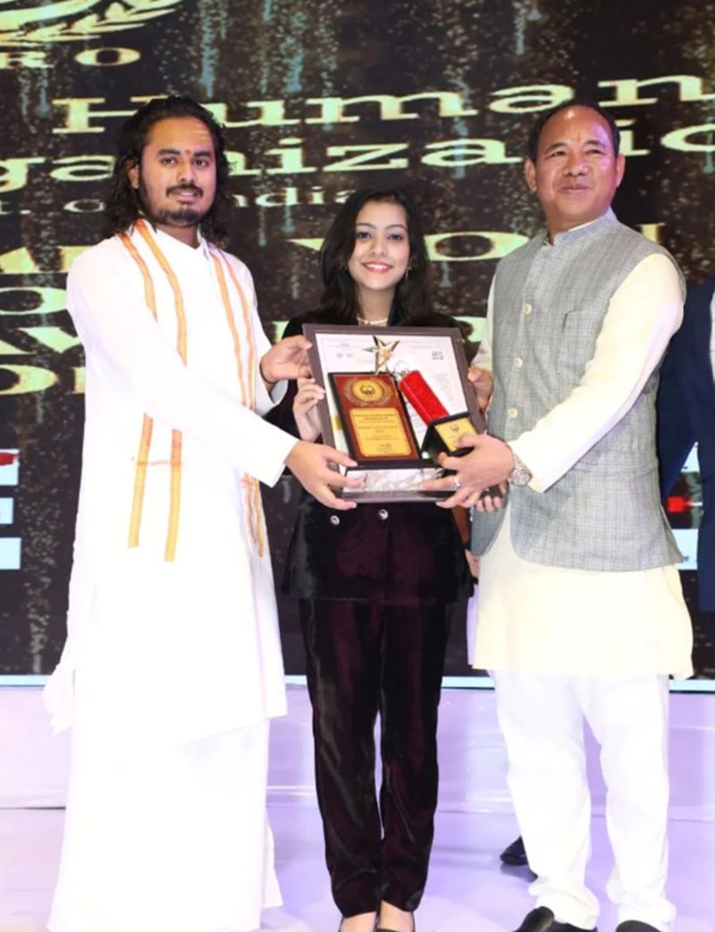 Nishtha Sharma receiving Indian Icon Award