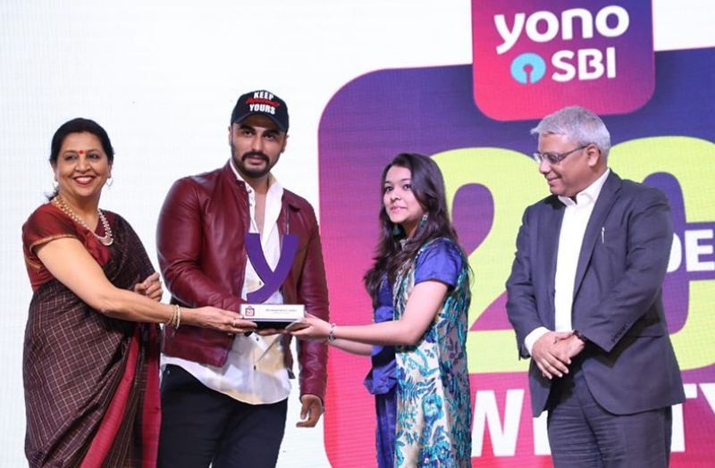 Nishtha Sharma receiving YONO SBI 20under20 award