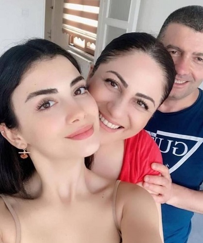 Özge Yağız with her parents