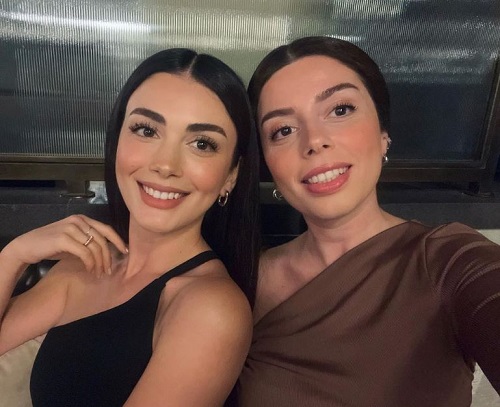 Özge Yağız with her sister