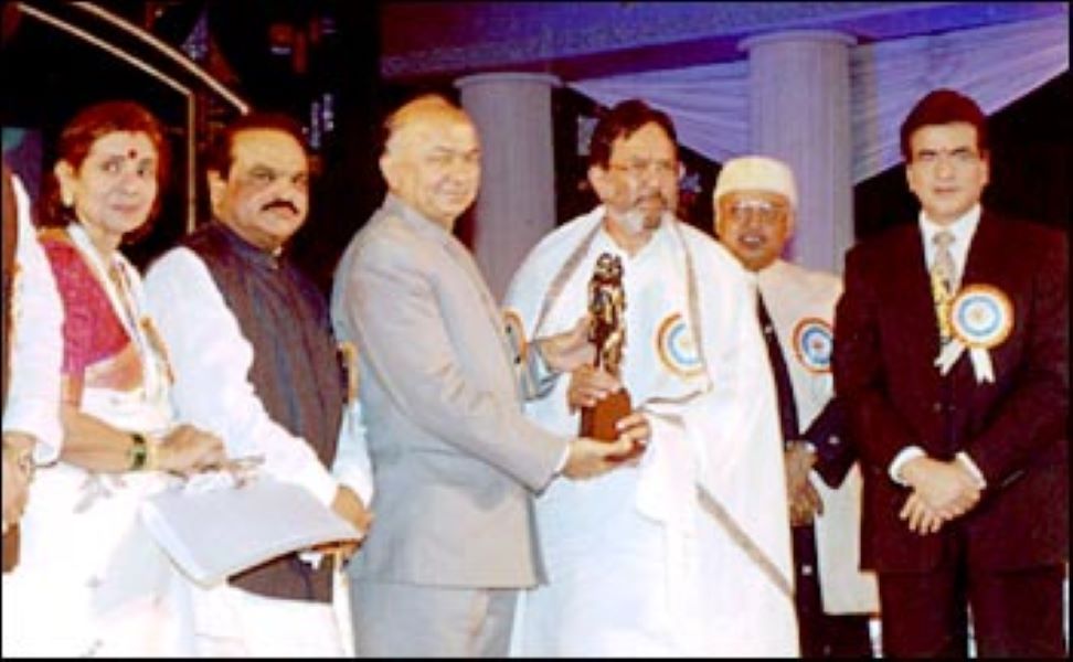 Rajesh Khanna receiving the Raj Kapoor Award