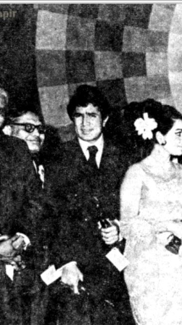 Rajesh Khanna with his Filmfare Award for Best Actor for Anand