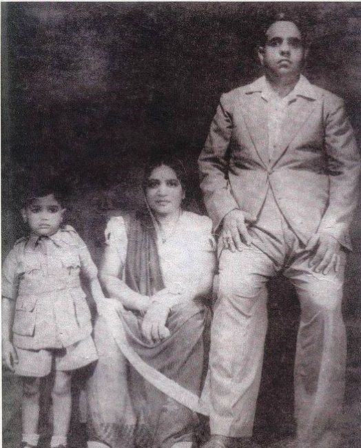 Rajesh Khanna with his parents, Lala Hiranand and Chandrani Khanna