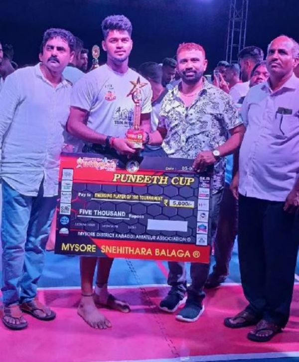 Rajnit Naik receiving hisaward at the Puneeth Cup