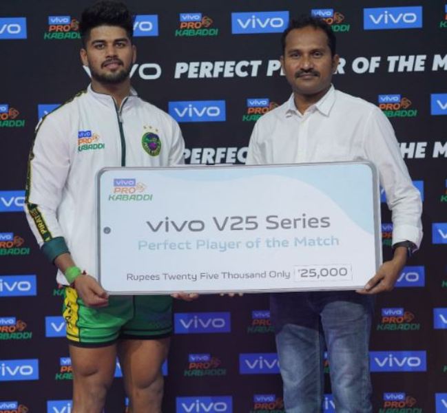 Ranjit Naik receiving his title of Perfect Player of the Match