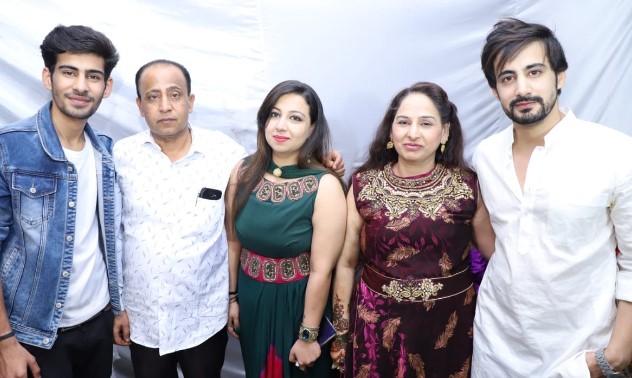(Right to Left) Avi Rakheja posing with his mother, sister, father, and brother