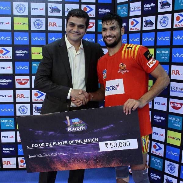 Sachin Tanwar receiving his Do or Die Player of the Match in 2017