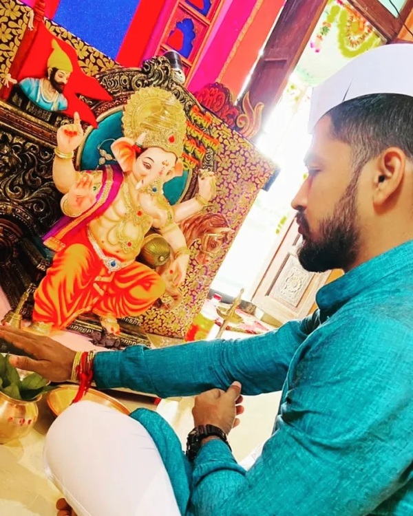 Sanket Sawant praying to an idol of Lord Ganesha