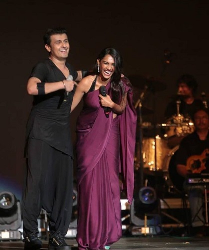 Shruti Menon and Sonu Nigam at a concert