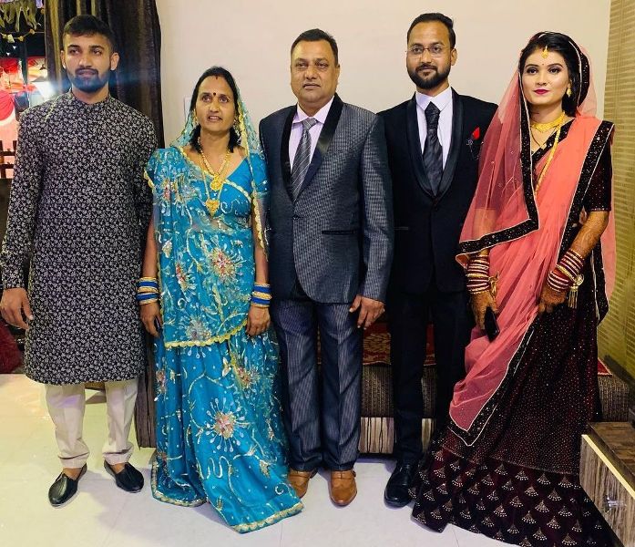 Shubham Dubey (extreme left) with his family
