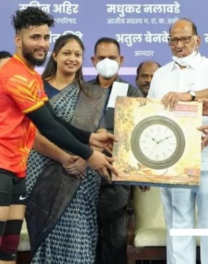 Shubham Shinde while receiving the Best Defender of Tournament title during the Late Shankarrao 'Buva' Salvi Cup 2022 Men's Kabaddi championships