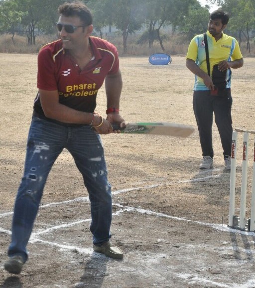 Sitanshu Kotak's left-handed batting stance
