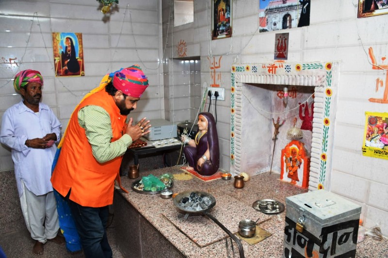 Sukhdev Singh Gogamedi offering his prayers to Karni Mata
