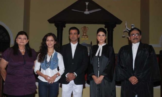 Sunayana Fozdar with the cast of the series Adaalat
