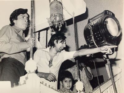 Tinnu Anand during the shoot of the film Duniya Meri Jeb Mein