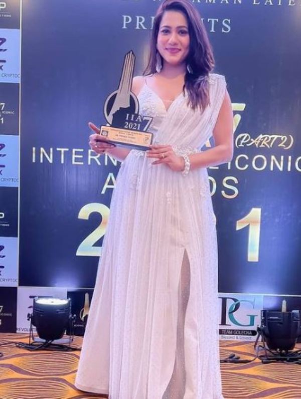 Twinkle Vasisht posing with her award at the International Iconic Awards 2021