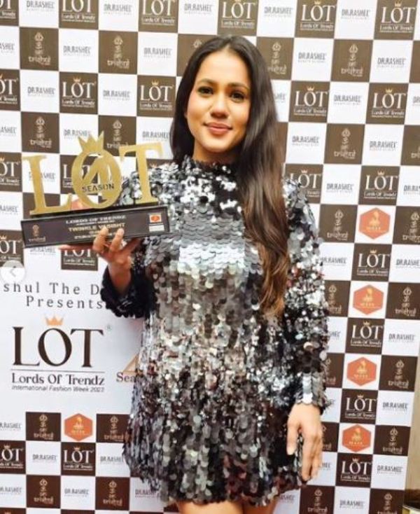 Twinkle Vasisht posing with her award at the Lords of Trends season 4 event