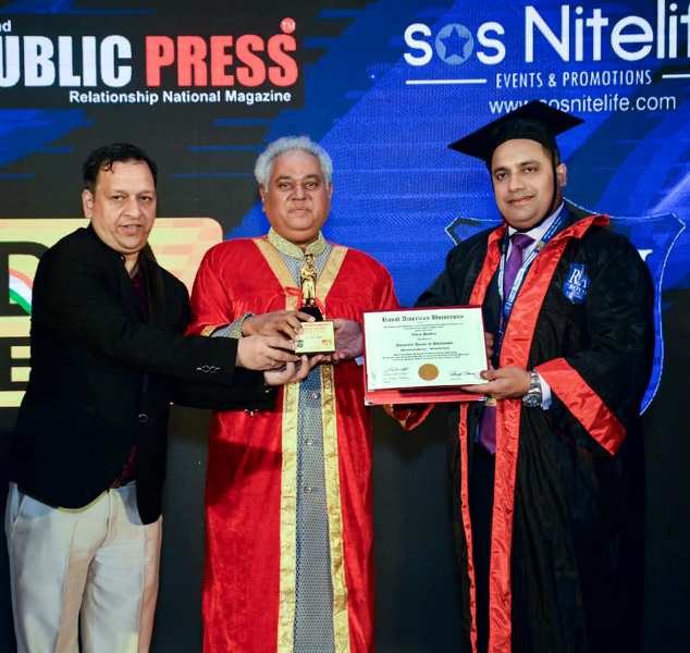 Vivek Bindra (right) receiving his honorary doctorate degree