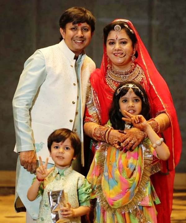 A photo of Akash Vijayvargiya with Sonam Vijayvargiya and kids