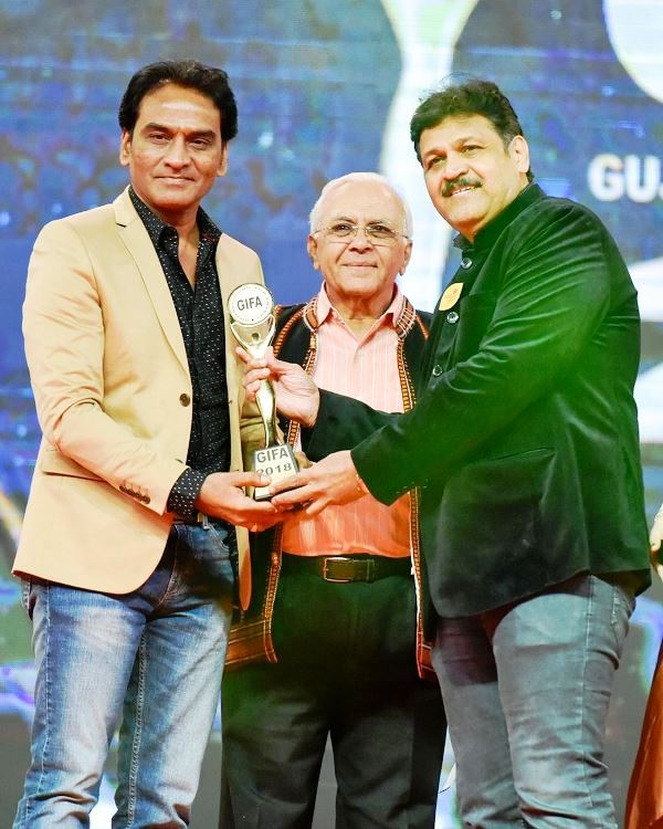 A picture of Daya Shankar Pandey receiving Gujarati Iconic Film Fare Award (2018)
