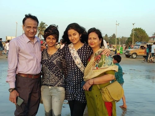 A picture of Prerna Lisa with her parents and sister