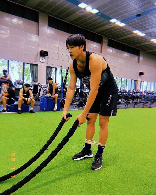 A picture of Zheng Wei Chen working out
