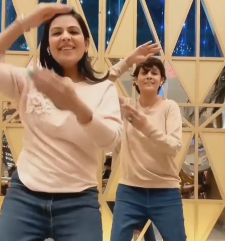 Aanandee Tripathi while dancing on a Hindi song