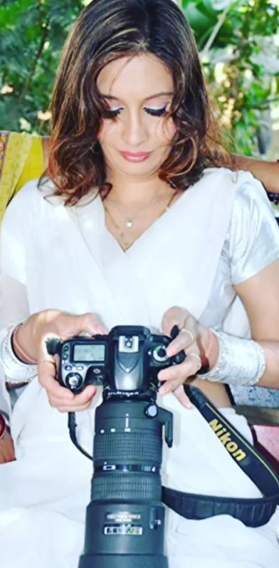 Aanandee Tripathi with a DSLR