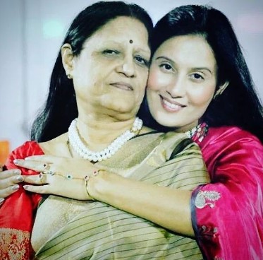 Aanandee Tripathi with her mother