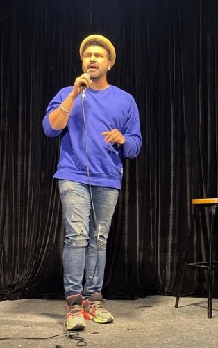 Aarya Babbar during his stand-up comedy show