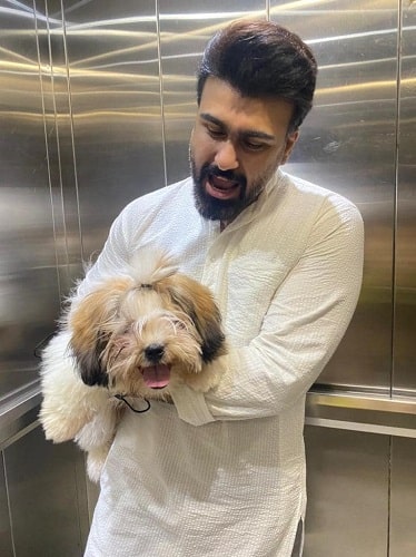 Aarya Babbar with his pet dog