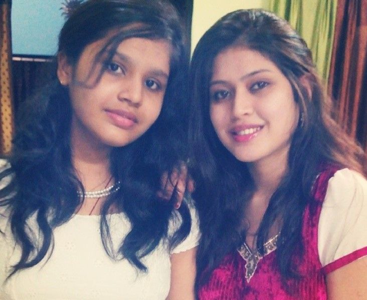 Aishwarya Raj Bhakuni (right) with her sister