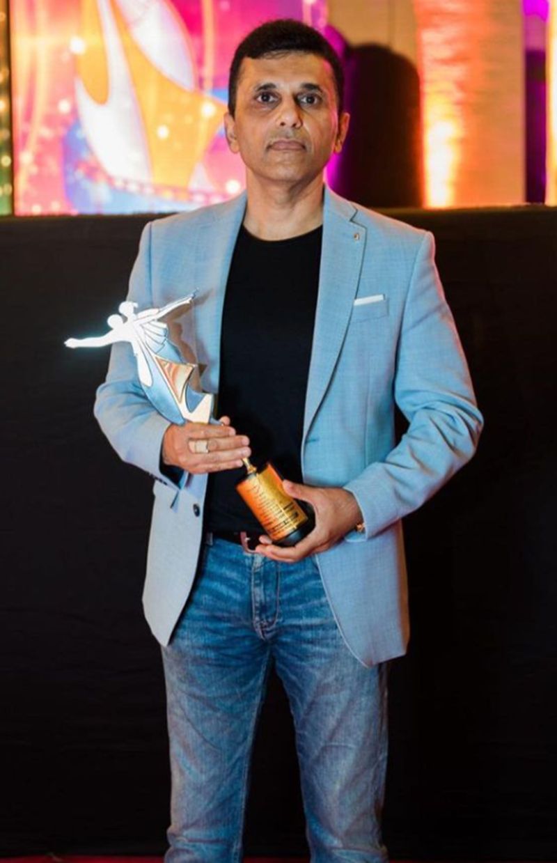 Anand Pandit holding Transmedia Maharathi Award