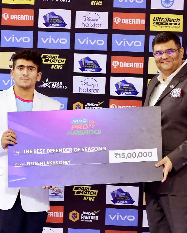 Ankush Rathee with his award at season 9 of the Pro Kabaddi League