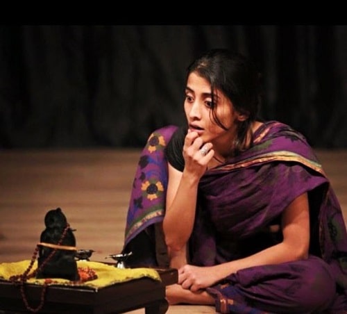 Anula Navlekar performing in a theatre play