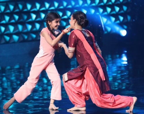 Anuradha Iyengar with Arshiya Sharma on the sets of the dance show Super Dancer Chapter 4 (2021)