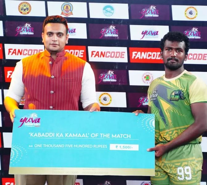 Arulnanthababu (right) receiving 'Kabaddi Ka Kamaal' of the Match' title