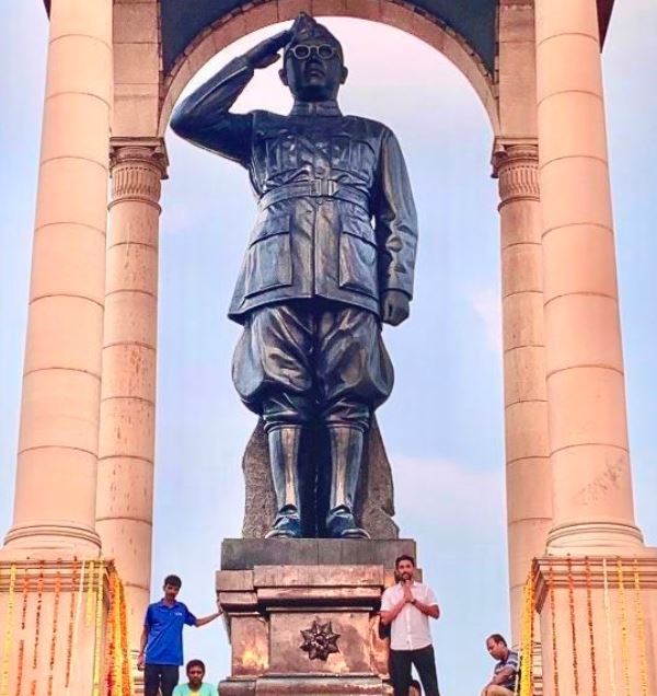 Arun Yogiraj (in white shirt) in front of the statue of Subhash Chandra Bose