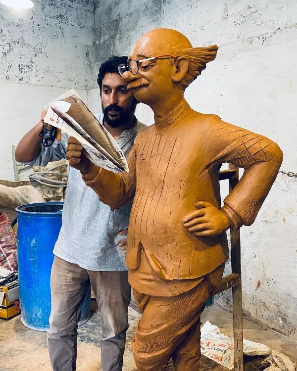 Arun Yogiraj with the statue of 'The Common Man