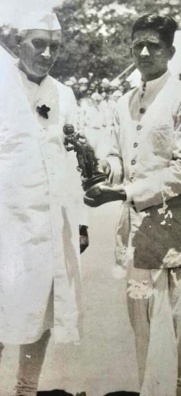 Arun Yogiraj's grandfather (right) presenting a statue to Jawaharlal Nehru