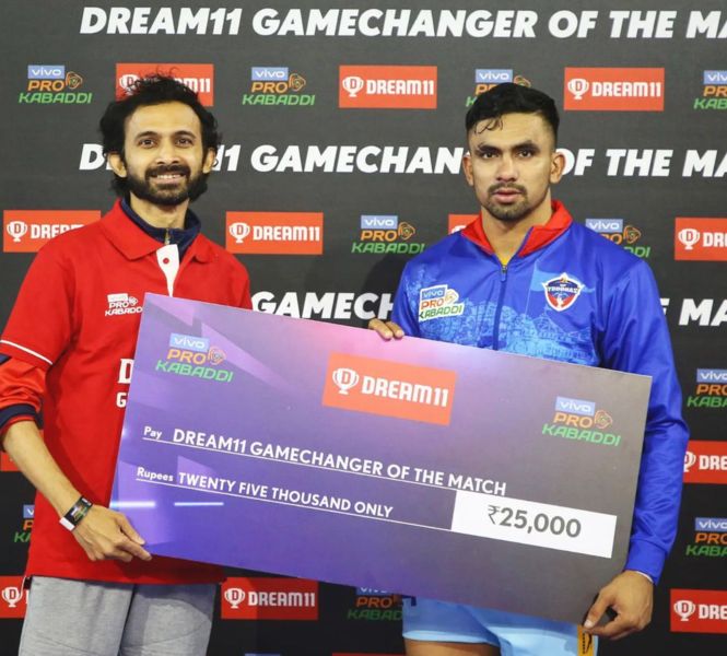 Ashu Singh (right) receiving the Gamechanger of the Match prize in 2022