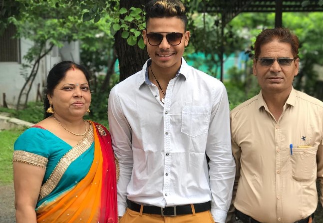 Ashutosh Sharma posing with his parents