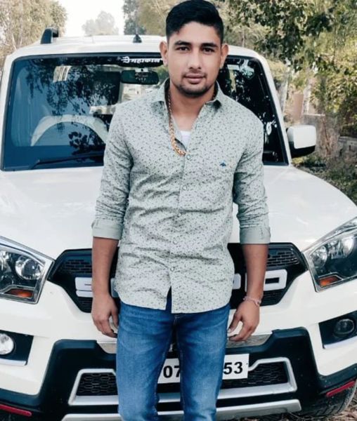 Bittu Banwala posing with his SUV car